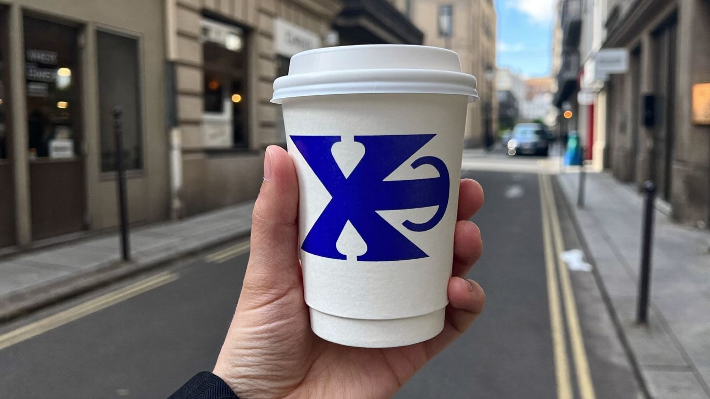 Coffee cup with a blue mark, demo brand